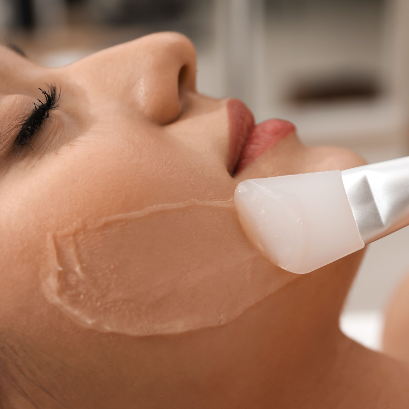 Professionelle Gesichtspflege mit Hautanalyse, Reinigung, Peeling, Maske, Serum und Augenbrauenformung für strahlende Haut