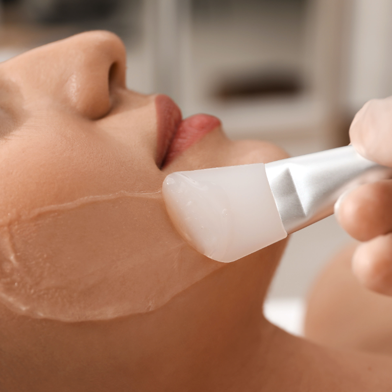 Kosmetikbehandlung  – professionelle Gesichtsreinigung, Hautpflege und entspannende Anwendungen für ein frisches, gepflegtes Hautbild